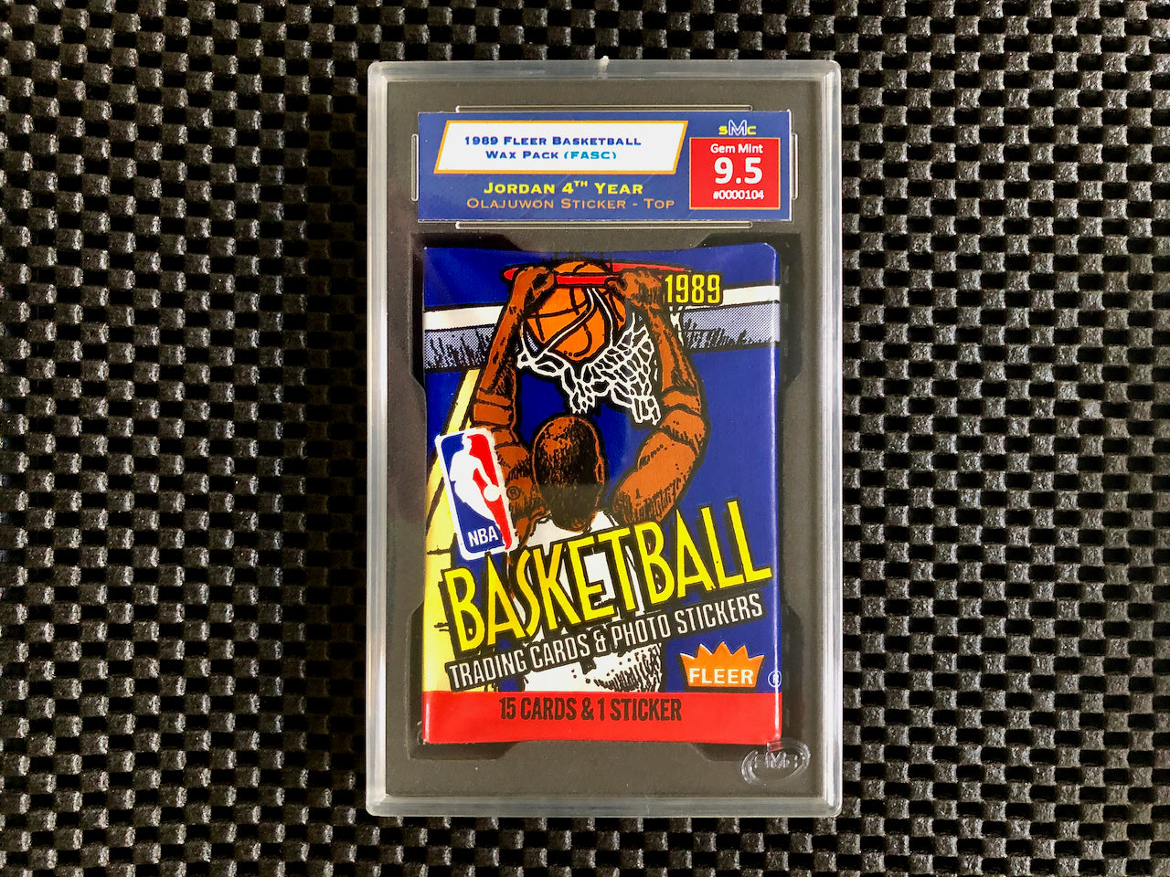 1989 FLEER BASKETBALL WAX PACK (OLAJUWON STICKER-TOP) SMC 9.5